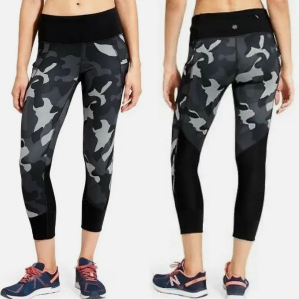 Athleta Relay Capri Camo 2.0 Leggings Black Size Small